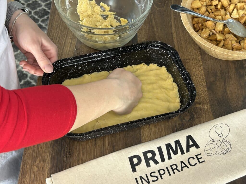 Jablečný koláč s karamelovým pudinkem a drobenkou