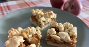 Jablečný koláč s karamelovým pudinkem a drobenkou