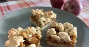 Jablečný koláč s karamelovým pudinkem a drobenkou Jablečný koláč s karamelovým pudinkem a drobenkou