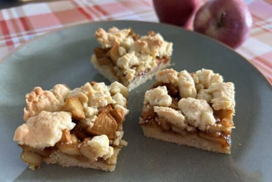 Jablečný koláč s karamelovým pudinkem a drobenkou Jablečný koláč s karamelovým pudinkem a drobenkou