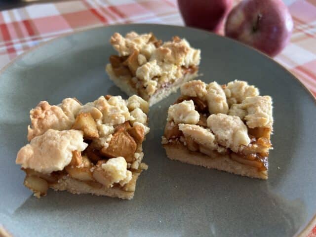 Jablečný koláč s karamelovým pudinkem a drobenkou Jablečný koláč s karamelovým pudinkem a drobenkou