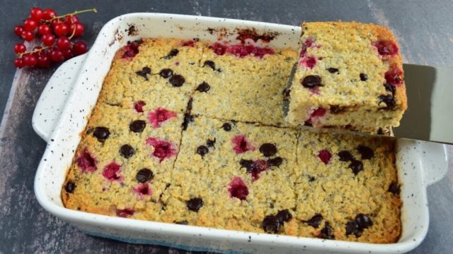 Zdravý vločkový dort s lesním ovocem a čokoládou: Jednoduchý a výživný recept do formy