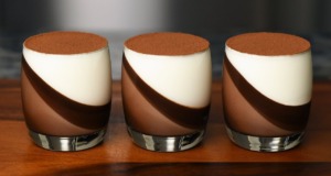 Čokoládová trojvrstvá panna cotta ve sklenicích Dokonalá čokoládová trojvrstvá panna cotta ve sklenicích - nebe v ústech!
