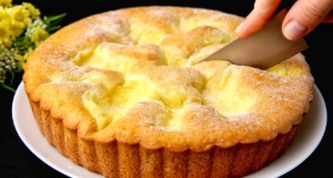 Nadýchaný citronový koláč s vanilkovým krémem: Svěží dezert Jemný citronový koláč s nadýchaným krémem vůní vanilky - svěží, jemné a lahodně harmonické