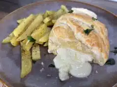 Zapečený plísňový sýr v listovém těstě: Jednoduchý recept, který ohromí každého Plísňový sýr v listovém těstě: luxusní předkrm hotový z pár surovin