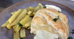 Zapečený plísňový sýr v listovém těstě: Jednoduchý recept, který ohromí každého Plísňový sýr v listovém těstě: luxusní předkrm hotový z pár surovin