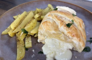 Zapečený plísňový sýr v listovém těstě: Jednoduchý recept, který ohromí každého Plísňový sýr v listovém těstě: luxusní předkrm hotový z pár surovin