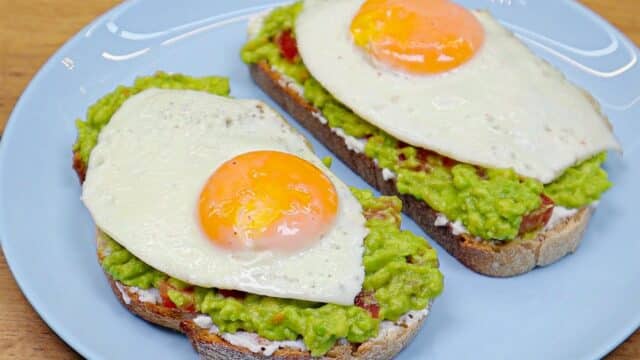 Křupavý chléb s avokádovou pomazánkou, smetanovou ricottou a vejcem Křupavý chléb s avokádovou pomazánkou, smetanovou ricottou a vejcem