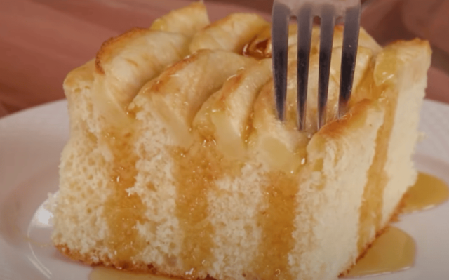 Jednoduchý recept na nadýchaný jablečný koláč - Připravit ho zvládne každý!