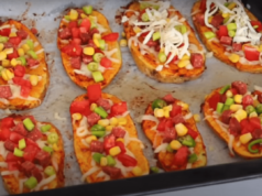 Bramborové mini pizzy z trouby: Rychlá chuťovka na oslavu i večeři