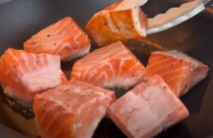 Jednoduchý recept na skvělý a chutný oběd – Vynikající krémový losos na smetaně a špenátu! Krémový losos na smetaně a špenátu