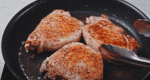 Snadný a rychlý recept na skvělý oběd – Vepřové kotlety na smetaně se žampiony!