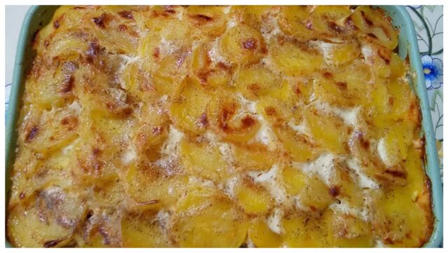 Smetanové brambory s klobásou z jednoho pekáče – poctivá rodinná klasika