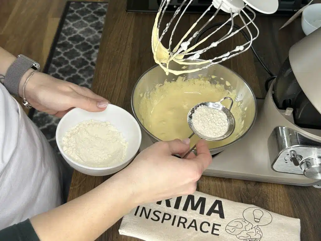 Sunquickové řezy: Jemný piškot s citrusovým krémem a svěží polevou