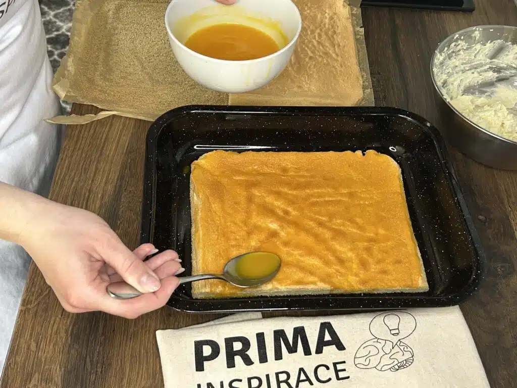 Sunquickové řezy: Jemný piškot s citrusovým krémem a svěží polevou