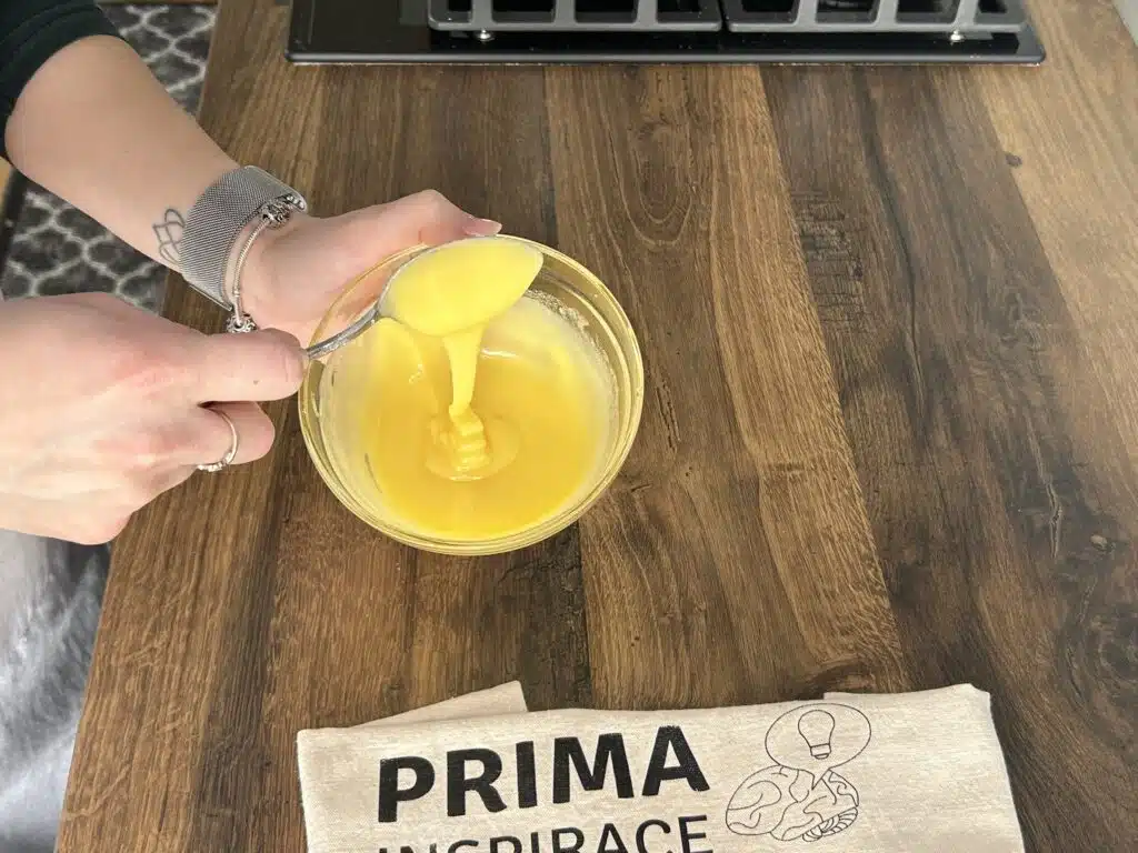 Sunquickové řezy: Jemný piškot s citrusovým krémem a svěží polevou