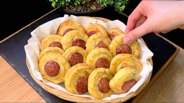 Sýrovo-klobásové šneky v listovém těstě - voňavé, zlatavé a neodolatelně křupavé