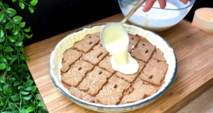 Jemný cheesecake z listového těsta s krémem Speculoos a křupavými sušenkami Jemný cheesecake z listového těsta s krémem Speculoos a křupavými sušenkami