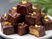 Datlové pralinky v sametové čokoládě s pistáciemi - pouze 3 ingredience!