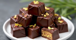 Datlové pralinky s pistáciemi a čokoládou: Sladká delikatesa bez cukru Datlové pralinky v sametové čokoládě s pistáciemi - pouze 3 ingredience!