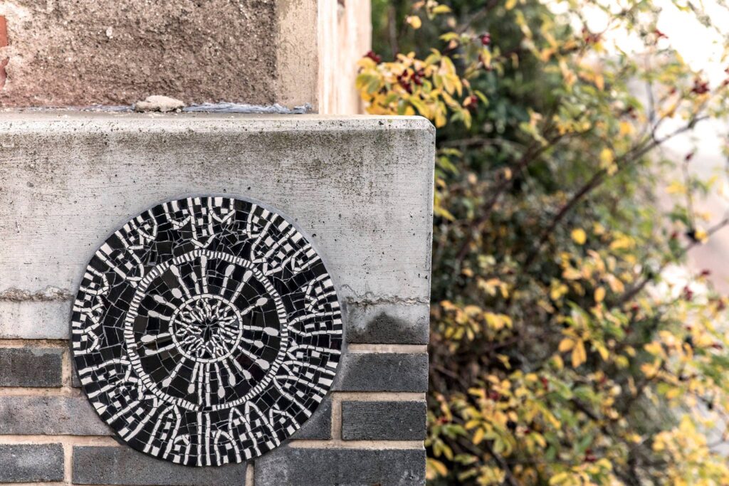 ROZHOVOR: Kouzlo mozaiky – z barevných střepů vzniká jedinečná krása, která okouzlí a zůstane