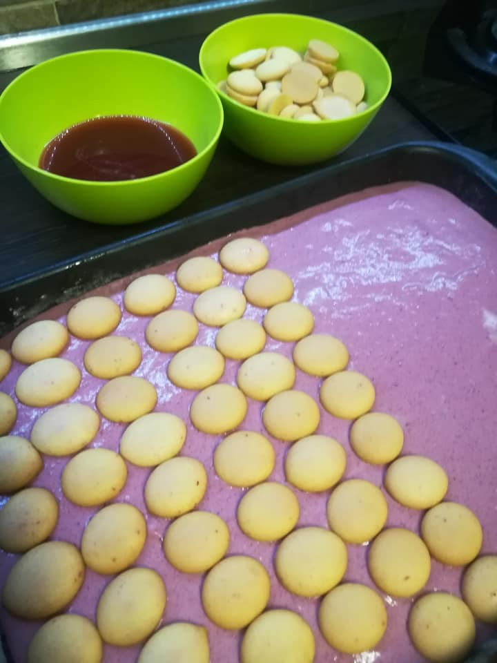 Nadýchaný kakaový řez s mascarpone, šlehačkou a ostružinami