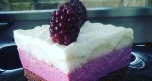 Nadýchaný kakaový řez s mascarpone, šlehačkou a ostružinami Nadýchaný kakaový řez s mascarpone, šlehačkou a ostružinami
