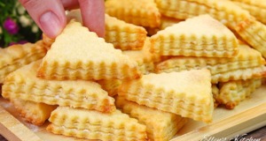 Křehké máslové cukrové trojúhelníčky Křehké máslové cukrové trojúhelníčky - ideální k teplému čaji!