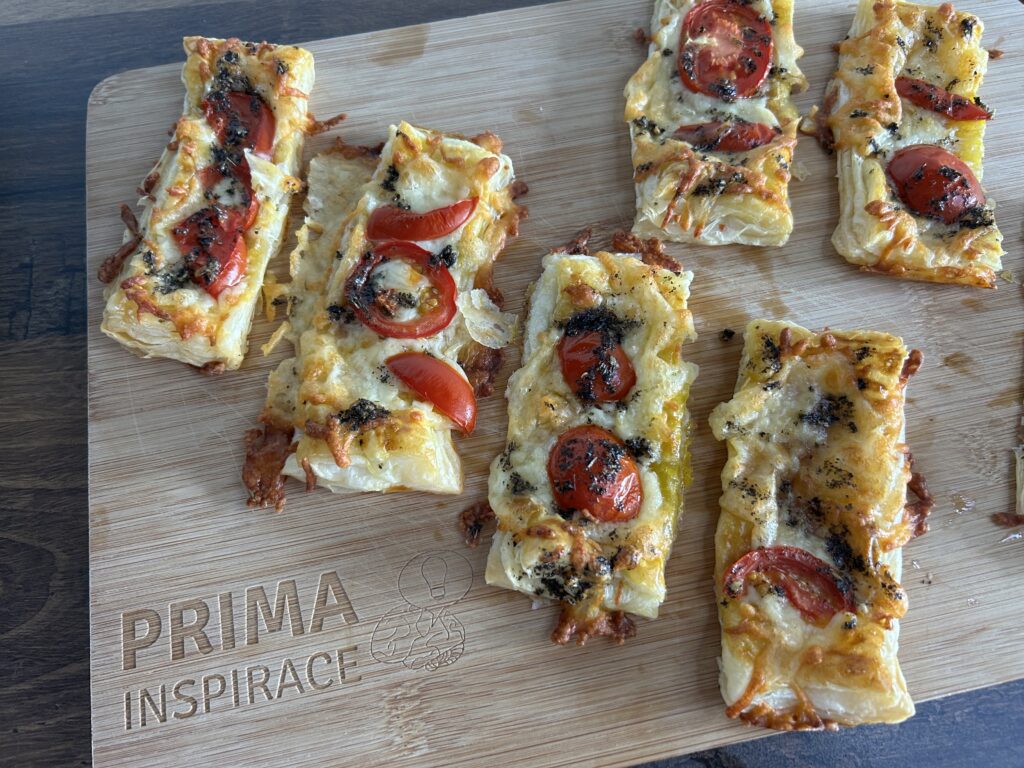 Dokonalé pohoštění pro návštěvu! Zapečené listové těsto s mozzarellou a rajčaty.