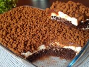 Elegantní kakaový dezert s mascarpone krémem, kondenzovaným mlékem a čokoládovými křupinkami