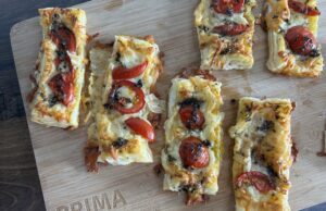 Dokonalé pohoštění pro návštěvu: Zapečené listové těsto s mozzarellou a rajčaty