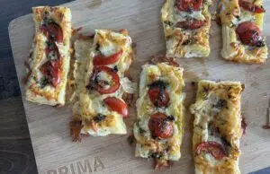 Dokonalé pohoštění pro návštěvu: Zapečené listové těsto s mozzarellou a rajčaty
