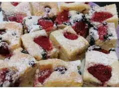 Svěží bublanina s jahodami, borůvkami a višněmi: klasika z jednoho plechu