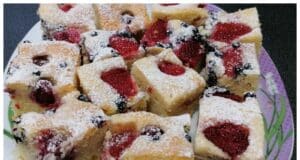 Svěží bublanina s jahodami, borůvkami a višněmi Svěží bublanina s jahodami, borůvkami a višněmi: klasika z jednoho plechu