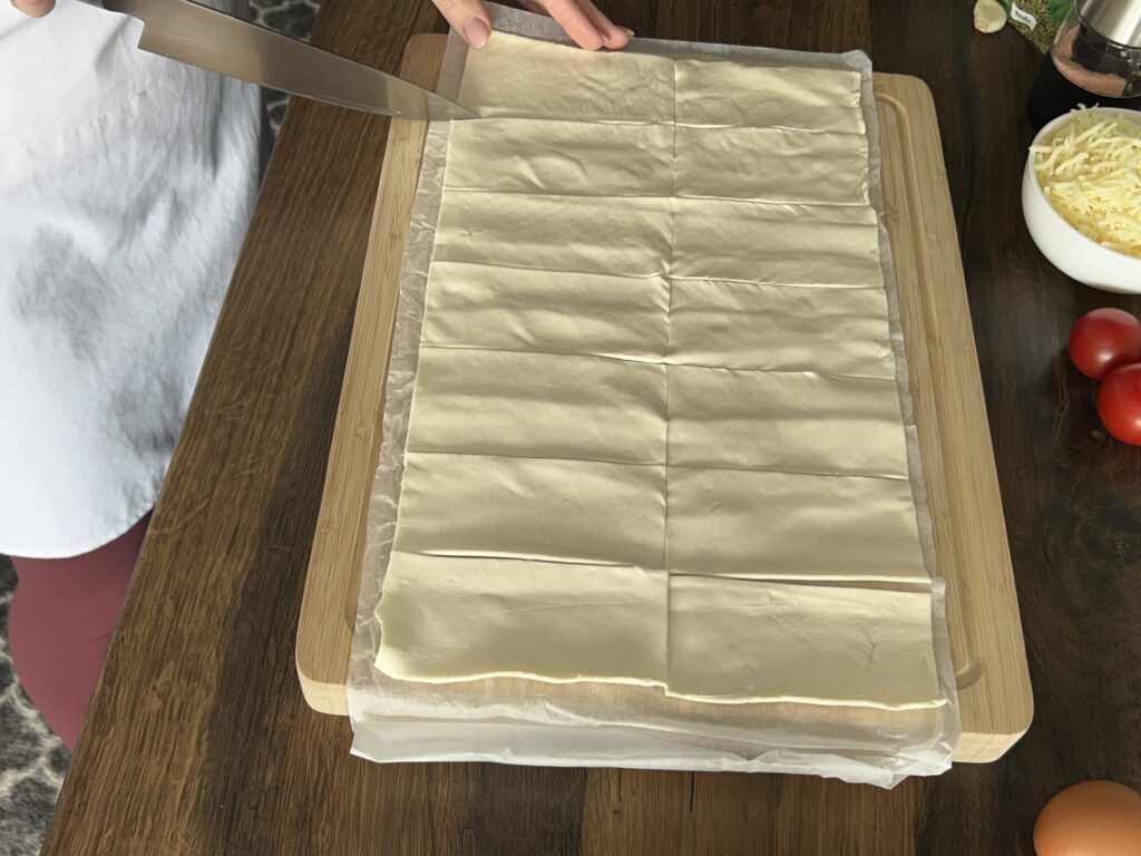 Dokonalé pohoštění pro návštěvu! Zapečené listové těsto s mozzarellou a rajčaty.