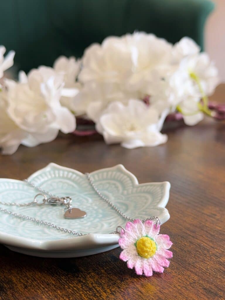 ROZHOVOR: Tajemství háčkovaných šperků – příběhy, které ožívají v každém květu