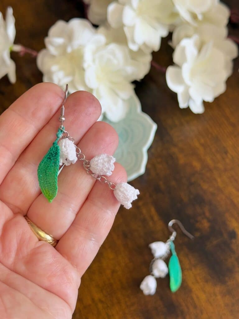 ROZHOVOR: Tajemství háčkovaných šperků – příběhy, které ožívají v každém květu