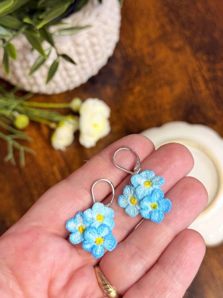 ROZHOVOR: Tajemství háčkovaných šperků – příběhy, které ožívají v každém květu