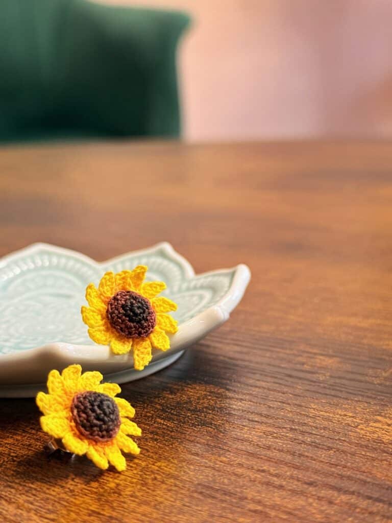 ROZHOVOR: Tajemství háčkovaných šperků – příběhy, které ožívají v každém květu