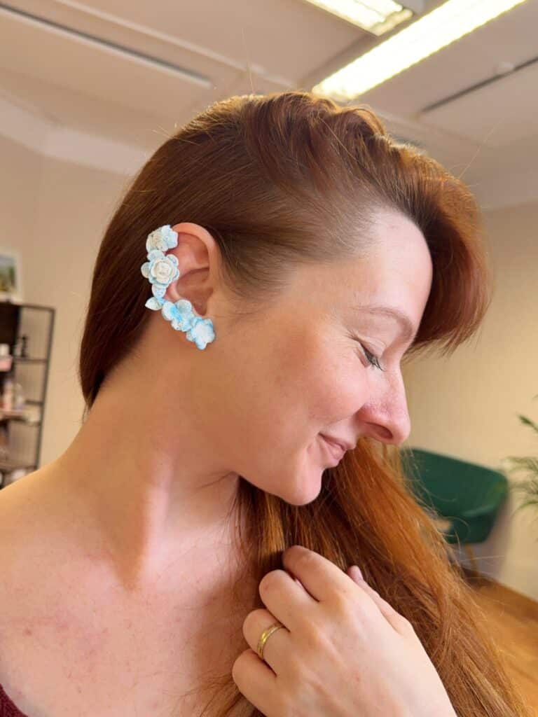 ROZHOVOR: Tajemství háčkovaných šperků – příběhy, které ožívají v každém květu