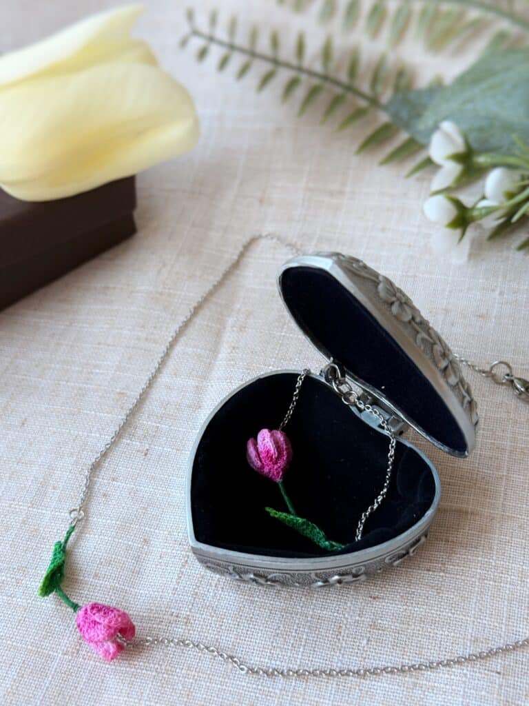 ROZHOVOR: Tajemství háčkovaných šperků – příběhy, které ožívají v každém květu