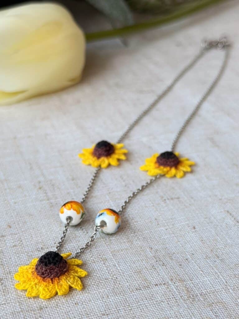 ROZHOVOR: Tajemství háčkovaných šperků – příběhy, které ožívají v každém květu