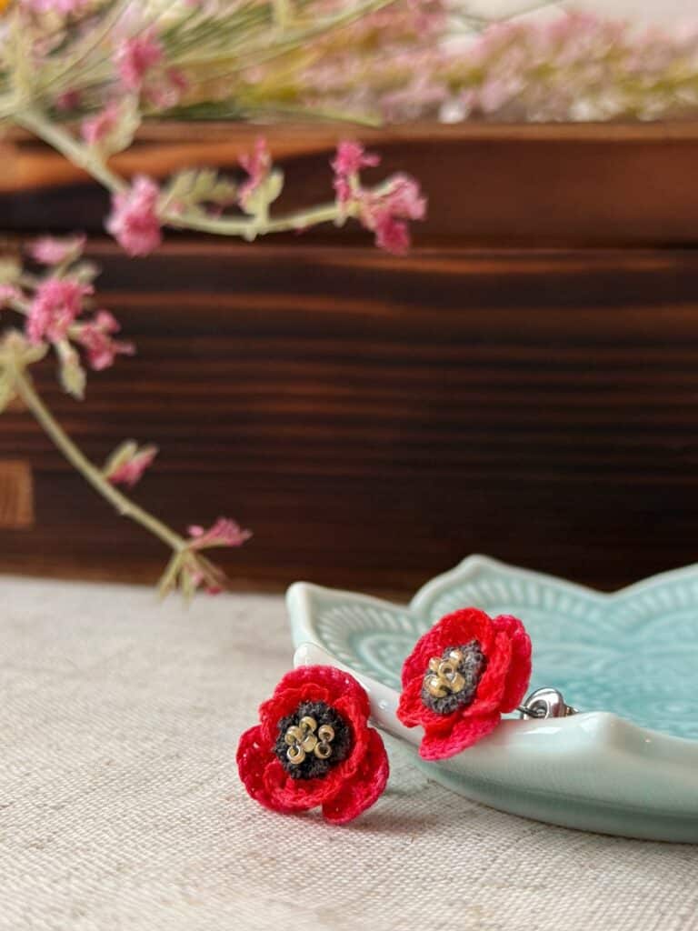 ROZHOVOR: Tajemství háčkovaných šperků – příběhy, které ožívají v každém květu