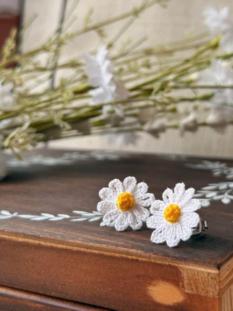 ROZHOVOR: Tajemství háčkovaných šperků – příběhy, které ožívají v každém květu