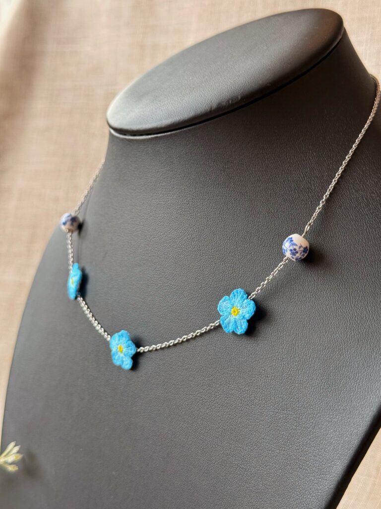 ROZHOVOR: Tajemství háčkovaných šperků – příběhy, které ožívají v každém květu