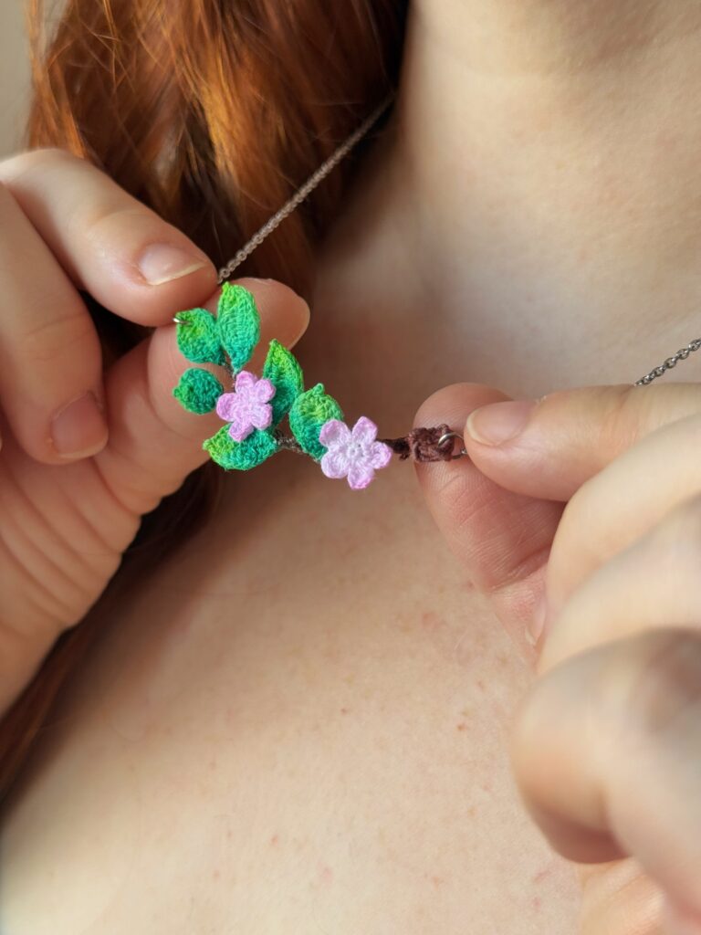 ROZHOVOR: Tajemství háčkovaných šperků – příběhy, které ožívají v každém květu