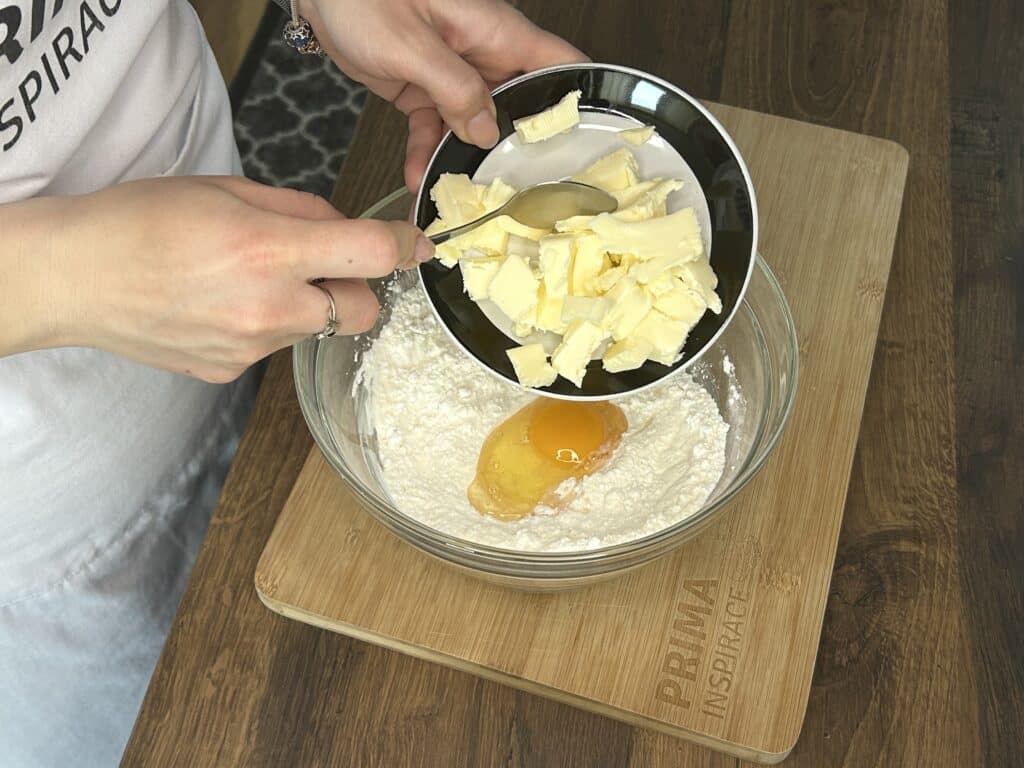 Jahodovo-malinové linecké koláčky s pudinkovým práškem