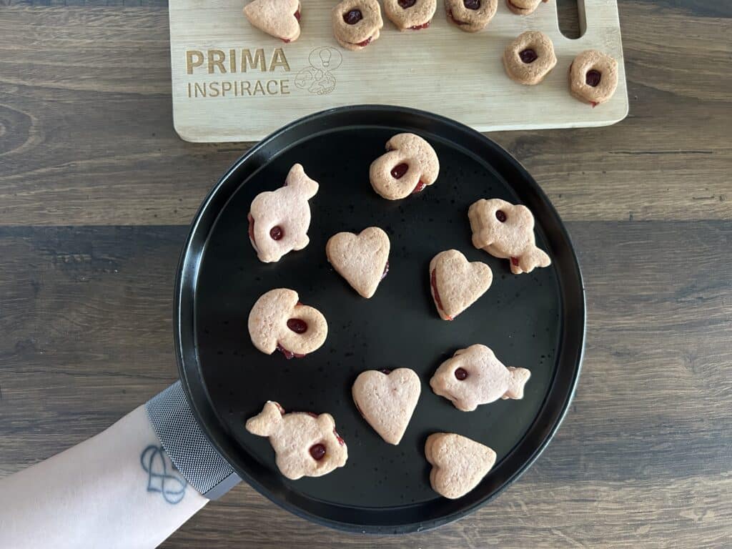 Jahodovo-malinové linecké koláčky s pudinkovým práškem