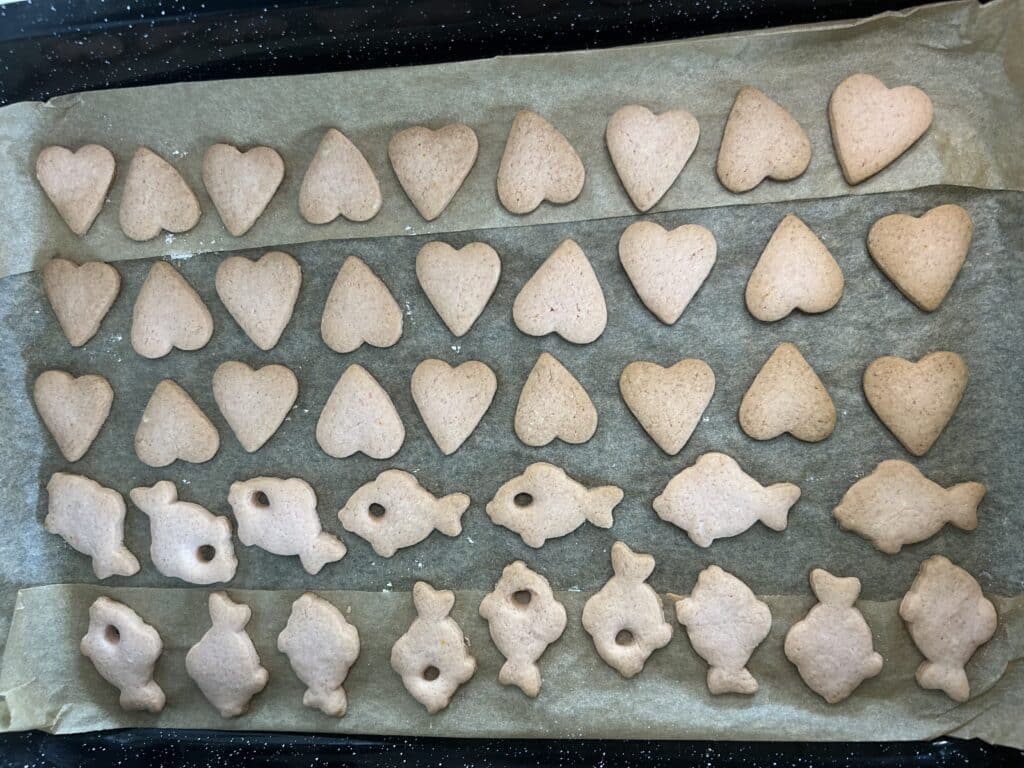 Jahodovo-malinové linecké koláčky s pudinkovým práškem