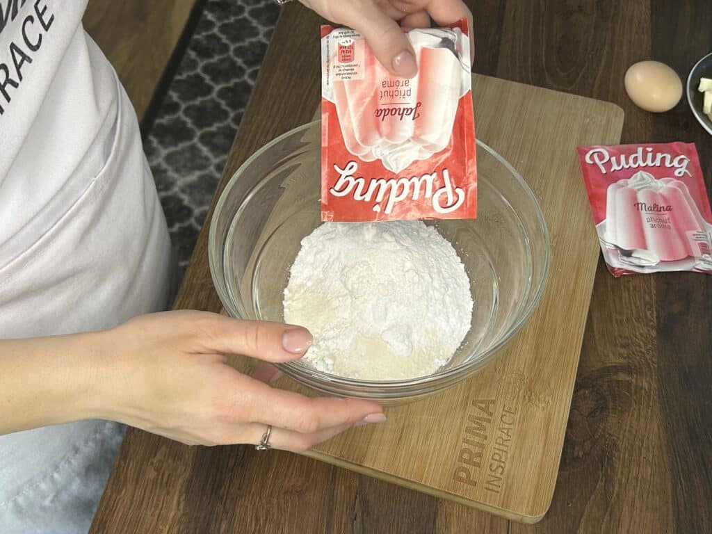 Jahodovo-malinové linecké koláčky s pudinkovým práškem